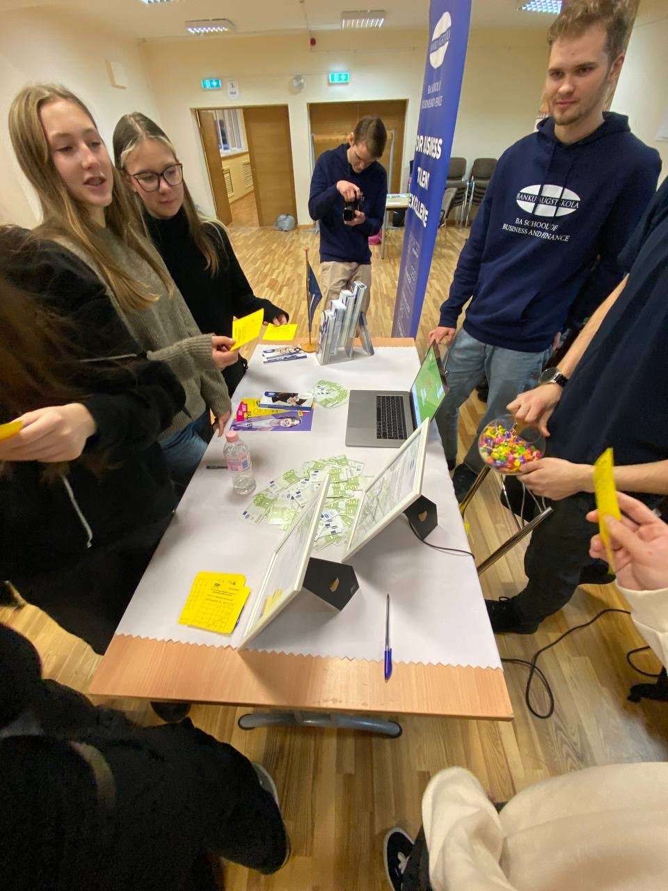 BB567CDA-AAFF-4542-A39F-AC13C9803A95