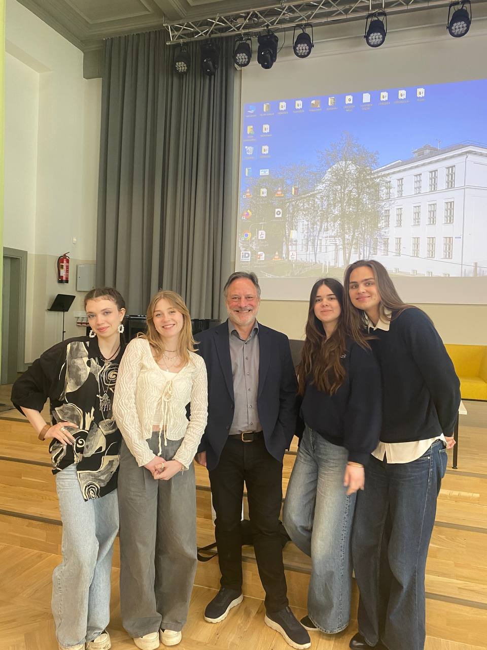 FEE4F24D-65C3-47DD-972C-C2A801702350