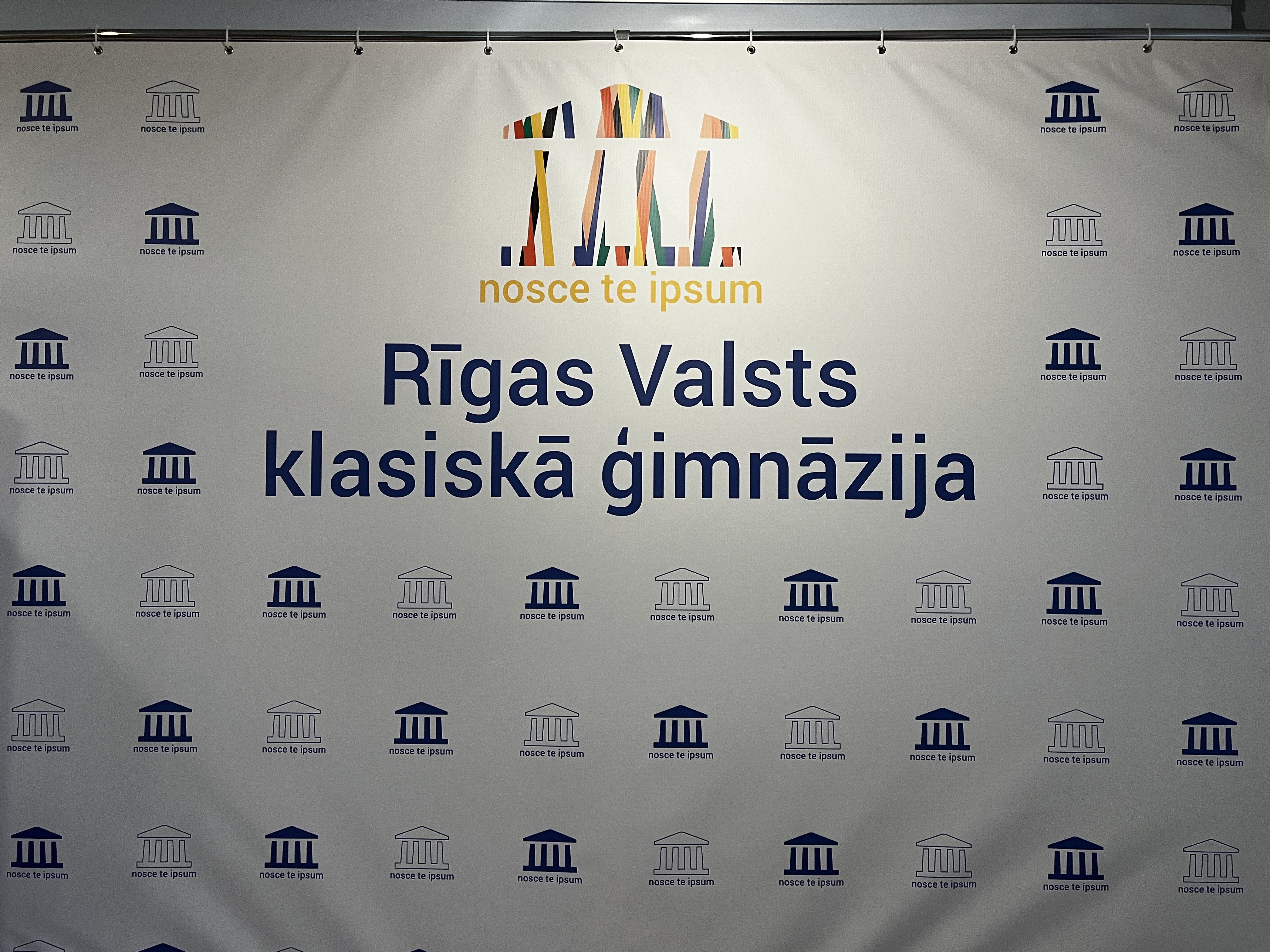 Banneris ar ģimnāzijas logo